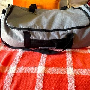 I set of insulated bags good for picnics, travel etc